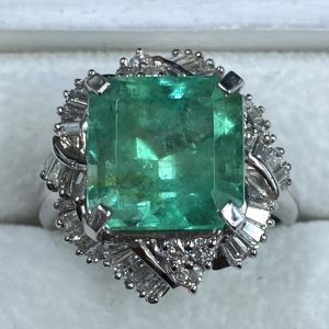 Pt900(プラチナ)　エメラルド/メレダイヤ　リング　7.48ct/0.9ct